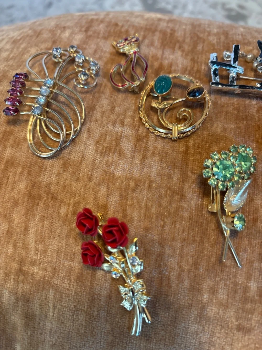 10 Assorted Vintage Costume Jewelry Brooches Pins